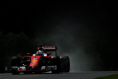 Sebastian Vettel vuela sobre mojado y clasifica tercero