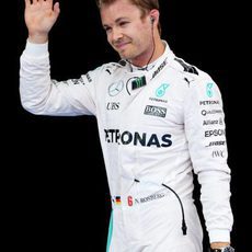 Nico Rosberg saluda tímidamente