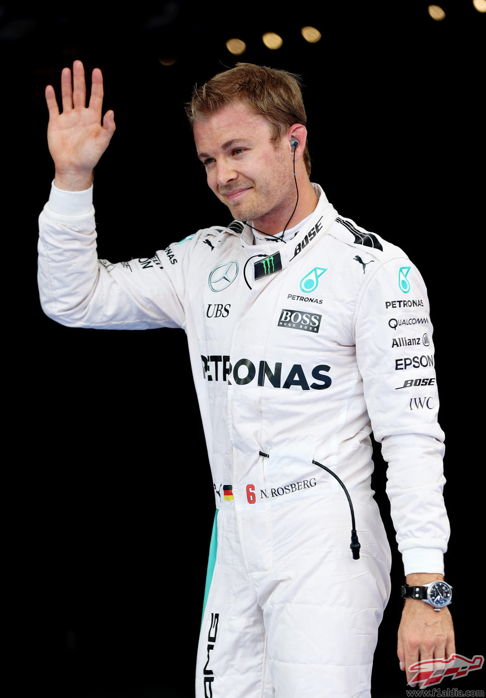 Nico Rosberg saluda tímidamente