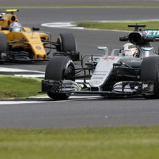 Lewis Hamilton avanza en Silverstone