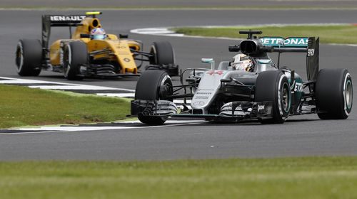 Lewis Hamilton avanza en Silverstone