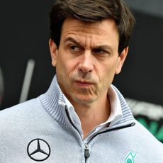 Semblante serio de Toto Wolff en Silverstone