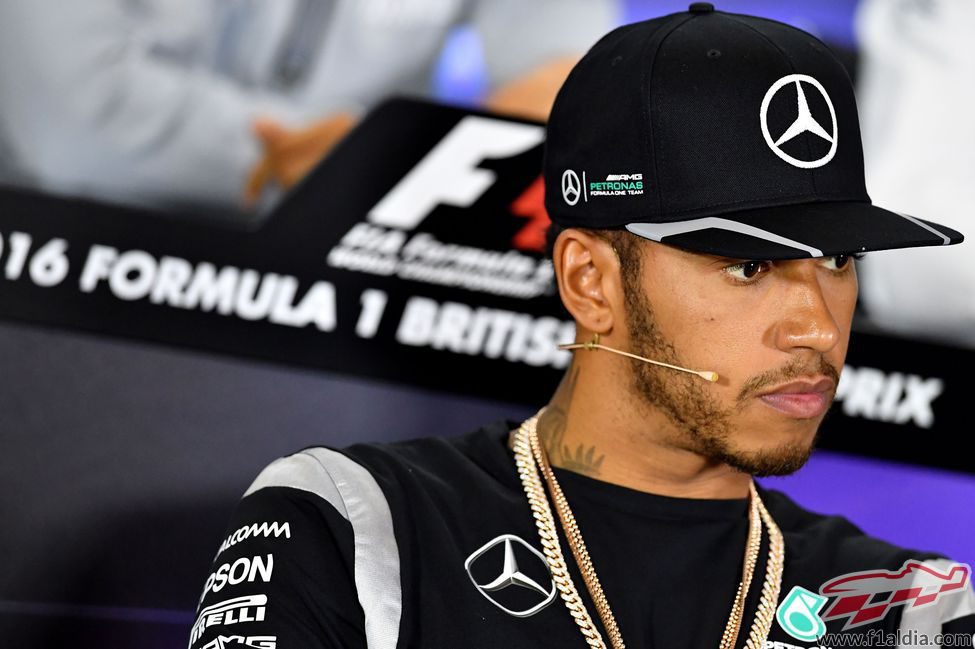 Lewis Hamilton protagonista de la rueda de prensa