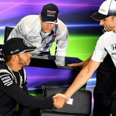 Saludo de Lewis Hamilton y Jenson Button