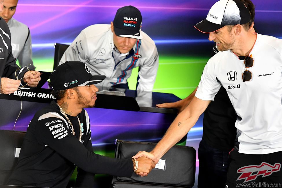 Saludo de Lewis Hamilton y Jenson Button