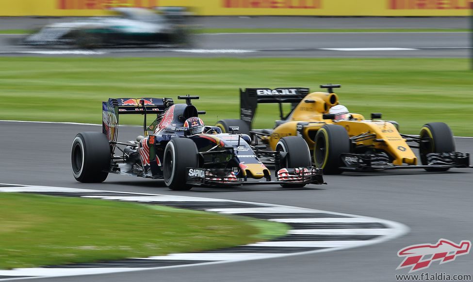 Daniil Kvyat adelanta a Kevin Magnussen en la curva