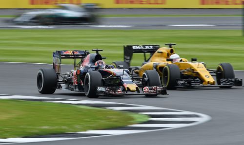 Daniil Kvyat adelanta a Kevin Magnussen en la curva