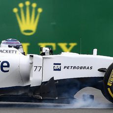 Valtteri Bottas bloquea el neumático delantero derecho