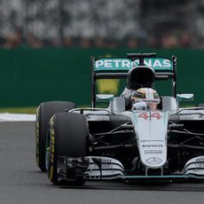 Lewis Hamilton cabalga sin rival en Silverstone