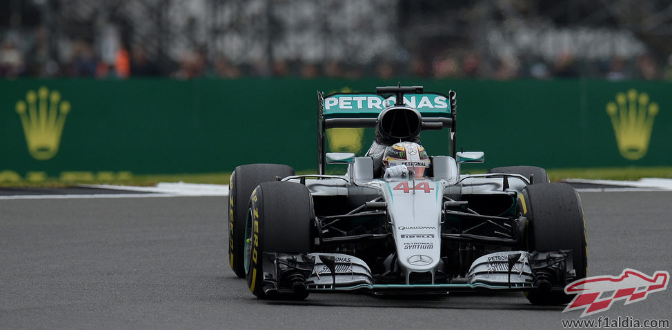 Lewis Hamilton cabalga sin rival en Silverstone