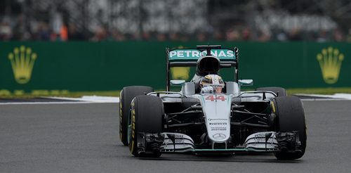 Lewis Hamilton cabalga sin rival en Silverstone