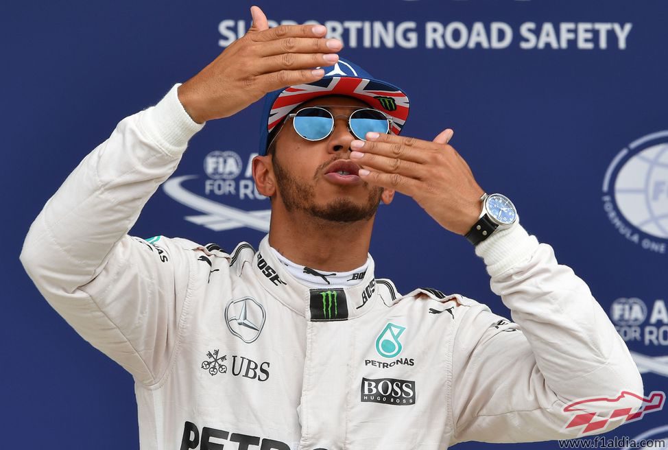 Besos de Lewis Hamilton para los aficionados
