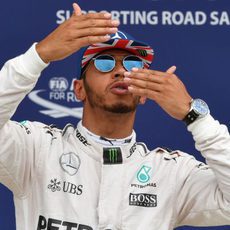Besos de Lewis Hamilton para los aficionados