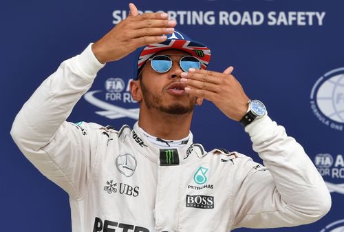 Besos de Lewis Hamilton para los aficionados