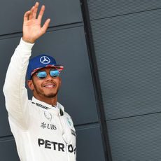 Lewis Hamilton saluda tras lograr la pole
