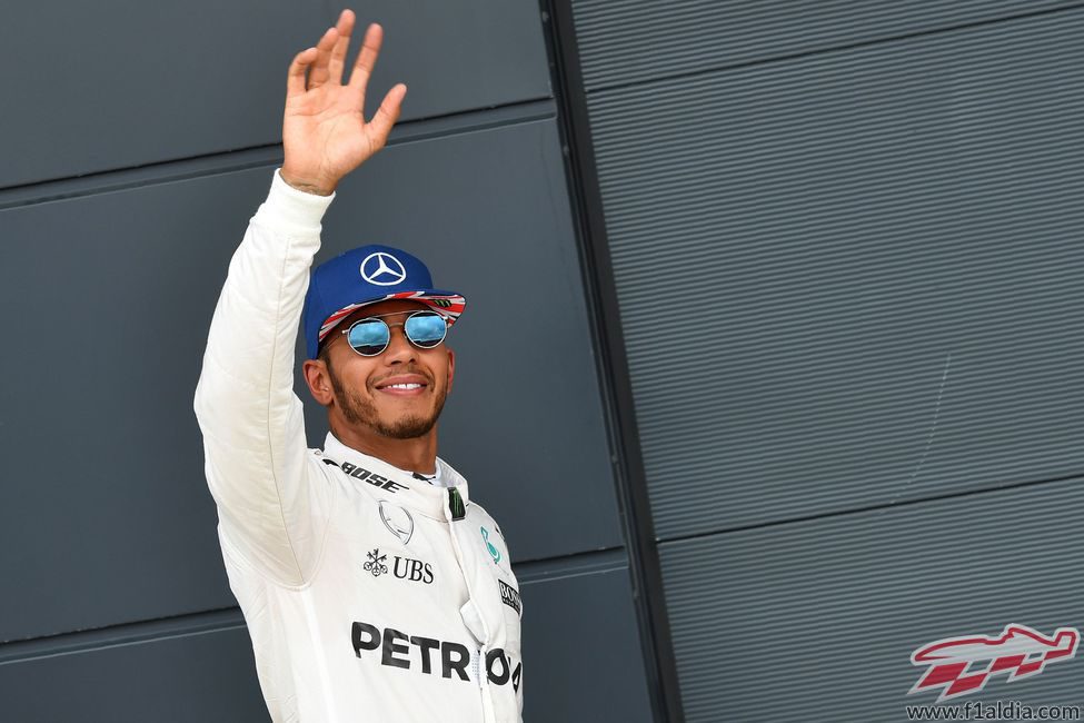 Lewis Hamilton saluda tras lograr la pole