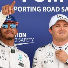 Nico Rosberg y Lewis Hamilton ocupan la primera fila de parrilla