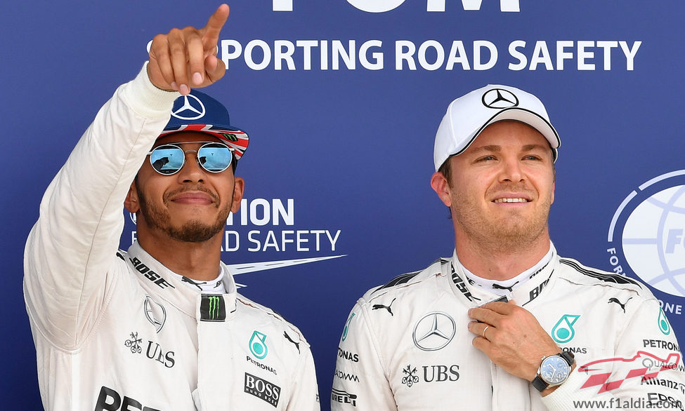 Nico Rosberg y Lewis Hamilton ocupan la primera fila de parrilla
