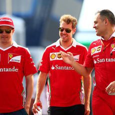 Sebastian Vettel y Kimi Räikkönen pasean en Hungría