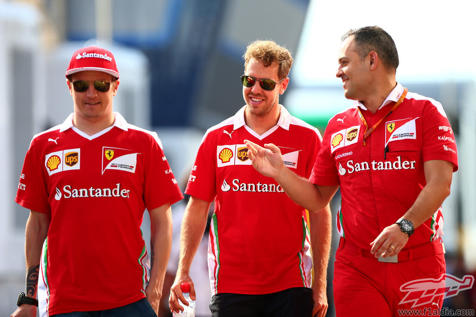 Sebastian Vettel y Kimi Räikkönen pasean en Hungría