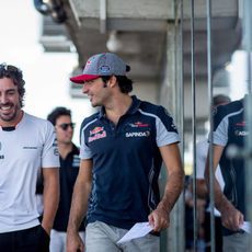 Carlos Sainz y Fernando Alonso charlan en el paddock