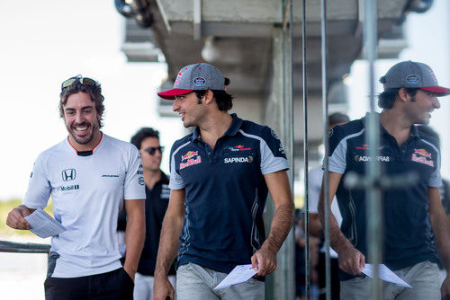 Carlos Sainz y Fernando Alonso charlan en el paddock