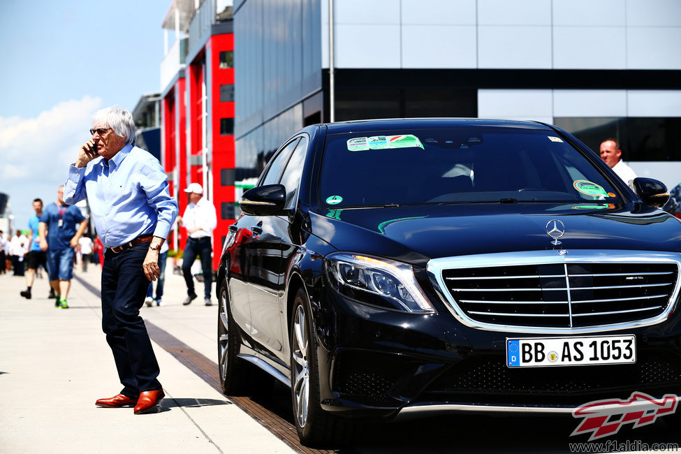 Bernie Ecclestone atiende una llamada