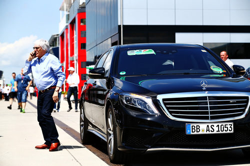 Bernie Ecclestone atiende una llamada