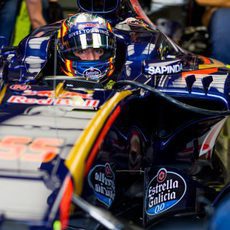 Carlos Sainz espera luz verde para salir de boxes