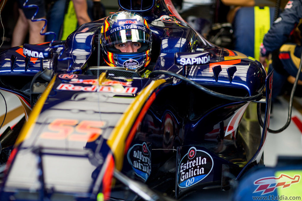 Carlos Sainz espera luz verde para salir de boxes