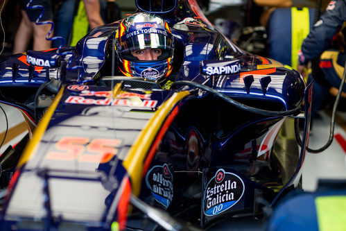 Carlos Sainz espera luz verde para salir de boxes