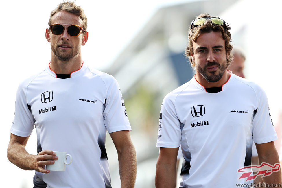 Alonso y Button se relajan antes de los entrenamientos