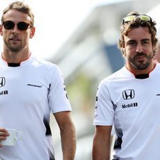 Alonso y Button se relajan antes de los entrenamientos