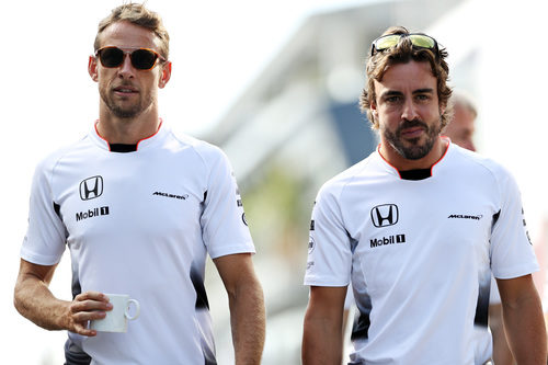 Alonso y Button se relajan antes de los entrenamientos