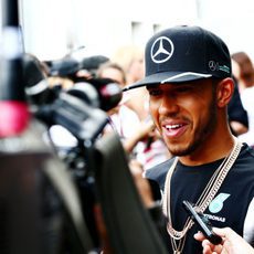 Lewis Hamilton atiende sonriente a la prensa