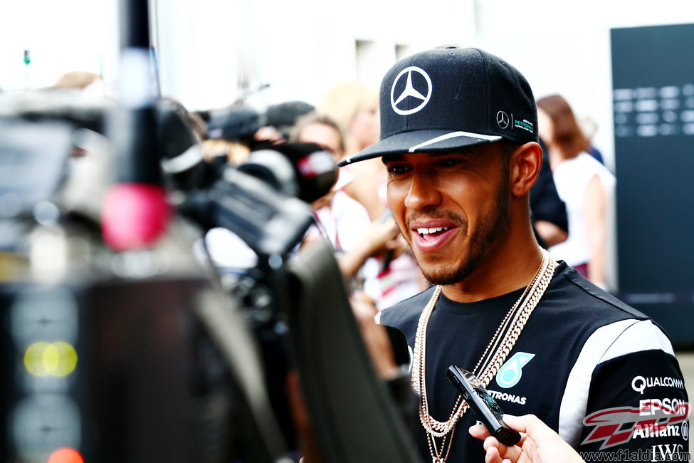 Lewis Hamilton atiende sonriente a la prensa