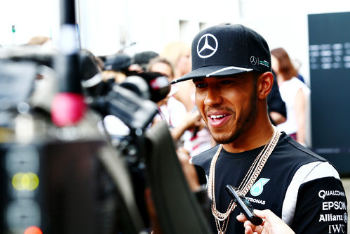 Lewis Hamilton atiende sonriente a la prensa