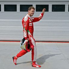 Sebastian Vettel saluda a los aficionados