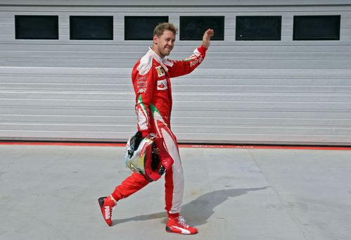 Sebastian Vettel saluda a los aficionados