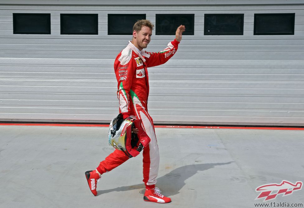 Sebastian Vettel saluda a los aficionados