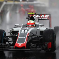 Esteban Gutiérrez rueda durante una lluviosa Q1 en Hungría