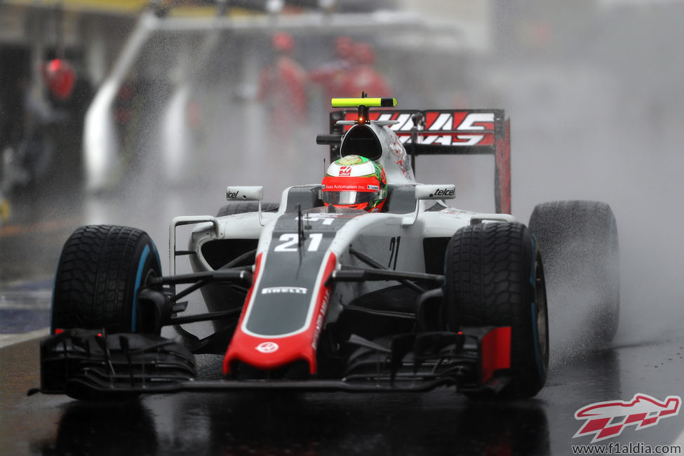 Esteban Gutiérrez rueda durante una lluviosa Q1 en Hungría