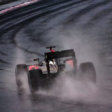 Fernando Alonso rueda bajo la lluvia húngara