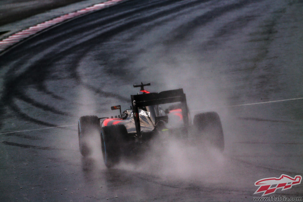 Fernando Alonso rueda bajo la lluvia húngara