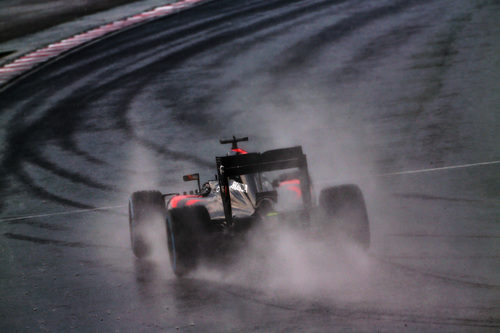 Fernando Alonso rueda bajo la lluvia húngara