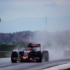 Daniil Kvyat avanza en el lluvioso Hungaroring