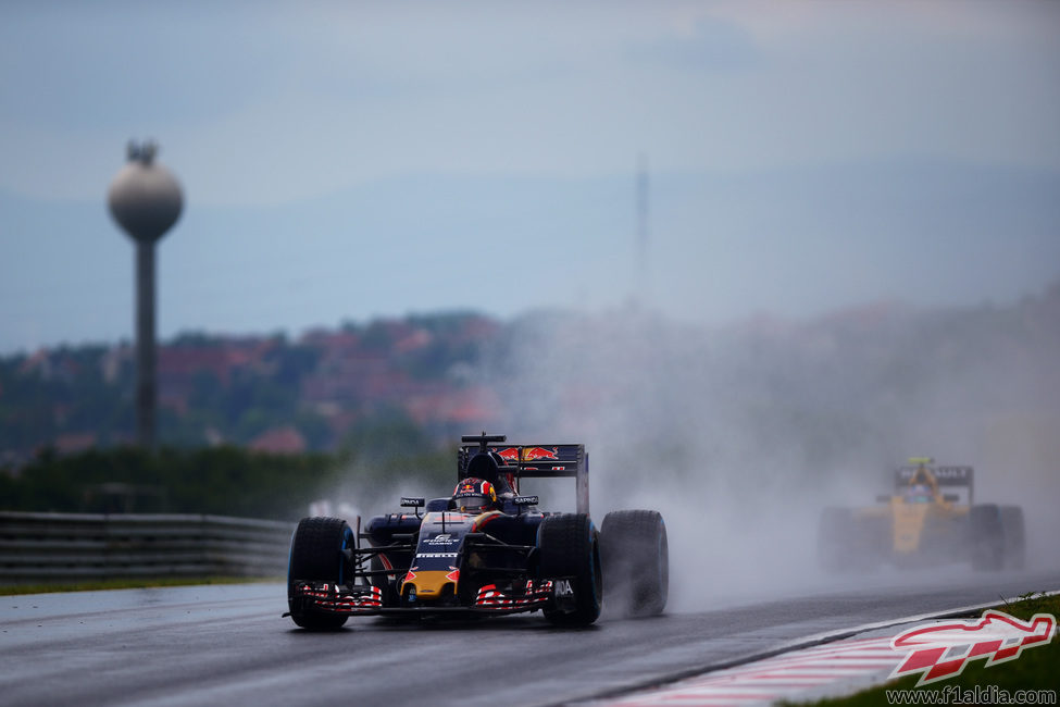 Daniil Kvyat avanza en el lluvioso Hungaroring