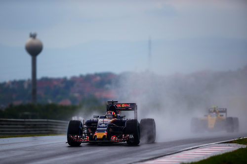 Daniil Kvyat avanza en el lluvioso Hungaroring