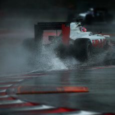 Mucha agua estancada al paso de Romain Grosjean