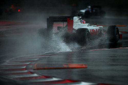 Mucha agua estancada al paso de Romain Grosjean